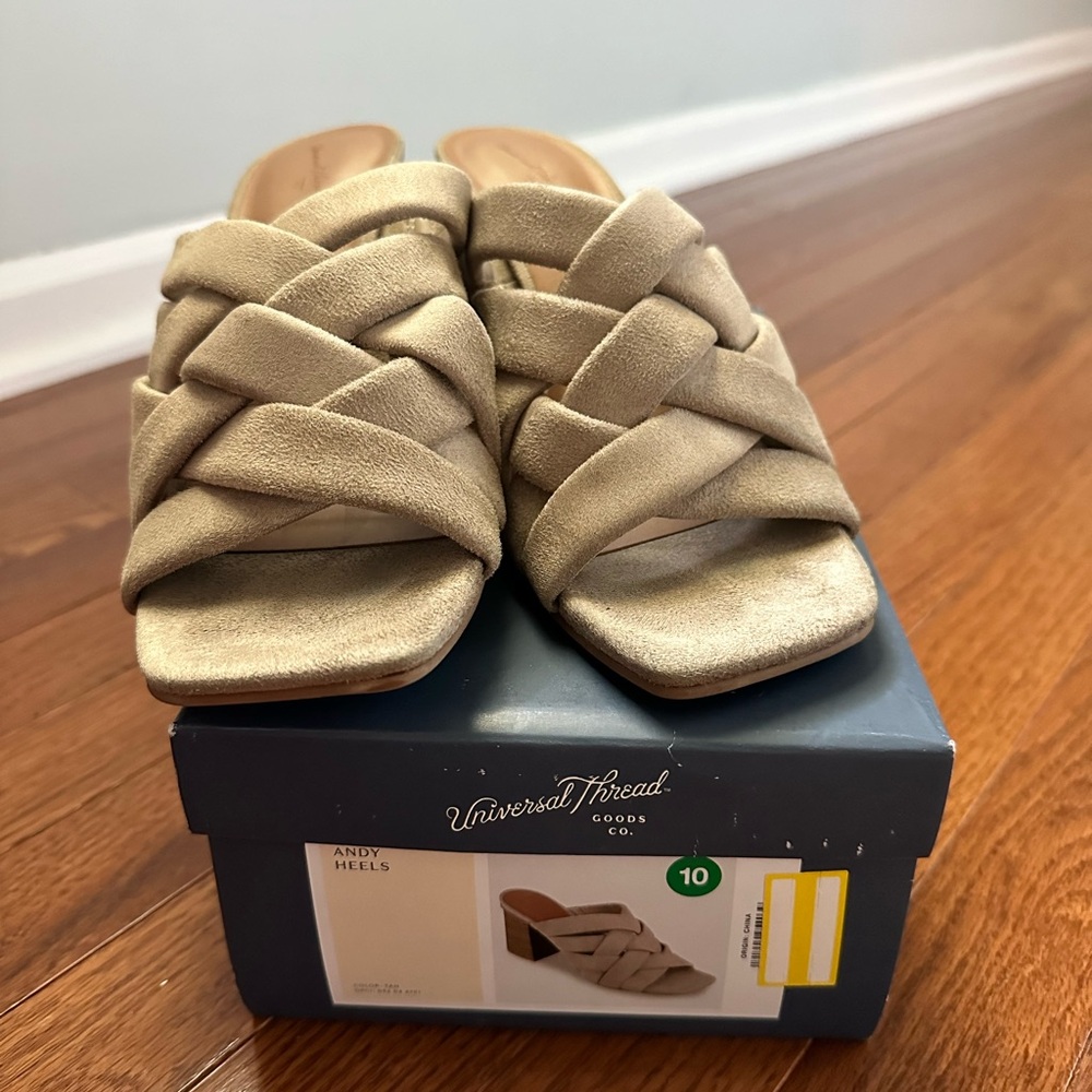 Universal Thread- Tan Andy Mule Heels
Women's Size 10
